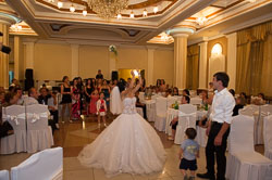 Der Brautstrauss fliegt! _DSC4472.jpg