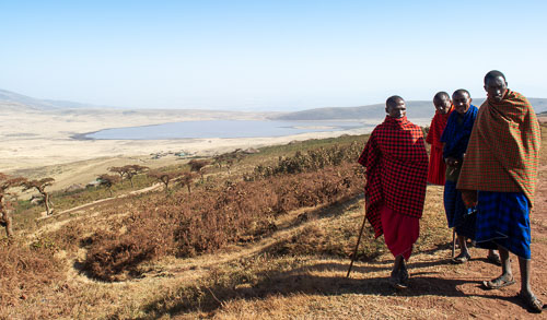 Massai am Ngorongoro Kraterrand, Im Hintergrund Beginn der Serengeti _DSC8024-180803-2350.jpg