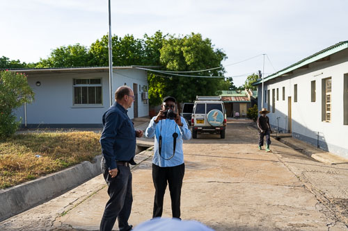 Fr. John holt uns ab und fährt uns über Mpanda nach Sumbawanga - Eine Tagesreise mit dem Auto entfernt. 2023-10-27_06-48-49__Z726473.jpg