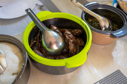 Zu Mittag gibt es Fisch, Ugali, Gemüse und frische Bananen 2023-11-02_12-26-27__Z727039.jpg