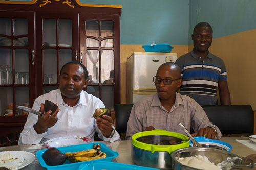 Zu Mittag gibt es Fisch, Ugali, Gemüse und frische Bananen 2023-11-02_12-46-11__Z727040.jpg