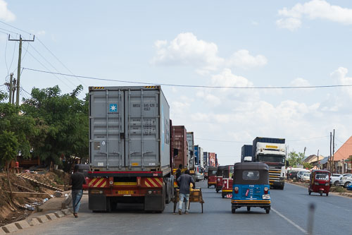 entlang an einer schier endlosen Schlange von LKWs, die vermutlich die Grenze nach Sambia in Tunduma passieren wollen. 2023-11-02_13-47-30__Z727069.jpg